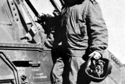 Valérie André s'apprêtant à monter dans un Sikorsky H-34 en Algérie au (...)