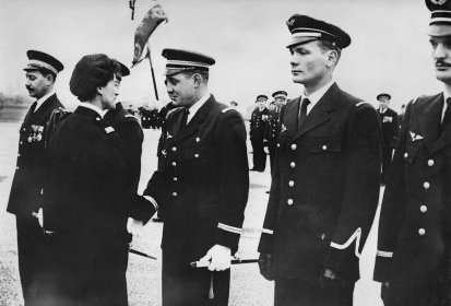 Le capitaine Valérie ANDRÉ remet les insignes aux nouveaux pilotes (...)