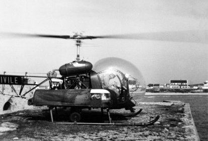Bell 47 G2 équipé civière latérale sur la BAN de Lann-Bihoué en mars 1960 - (...)