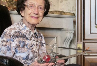 Valérie André avec maquette Hiller à son domicile en mai 2017 - Photo Thierry (...)