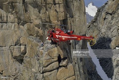 L'Alouette III F-ZBBC en dépose patin avec Noël Rivière mécanicien (...)