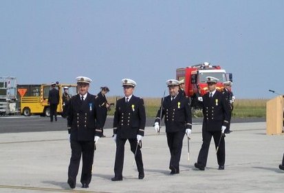 Les médaillés lors de l'Adieu au Super-Frelon - Photo © Claude (...)