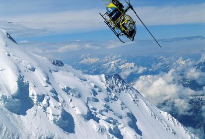 Retour dans la vallée avec le Lama F-GIBK - Photo © Philippe Fragnol