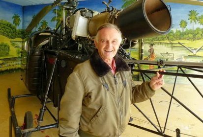 Michel Anglade devant son Alouette 2 - Photo © David Creff