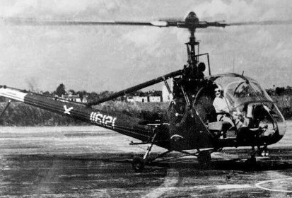 Hiller UH-12A X116121 avec Valérie André aux commandes avant mai 1952 - Photo (...)