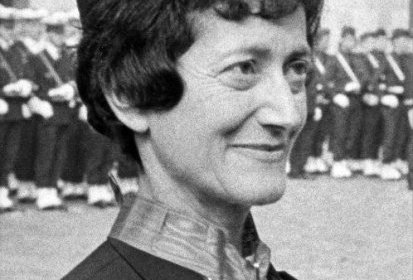 Portrait de Valérie André décorée Général par Georges Pompidou, le 21 avril 1976 (...)