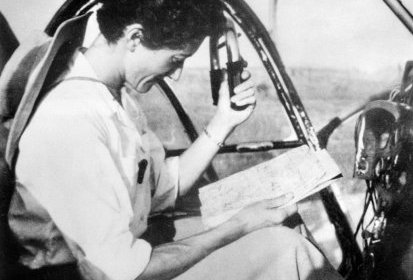 Valérie André aux commandes de son Hiller, préparant sa navigation, vers (…)