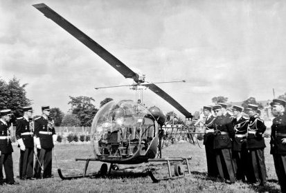 Bell 47G2 sans porte Gendarmerie avec Didier Potelle en lunettes noires à (…)