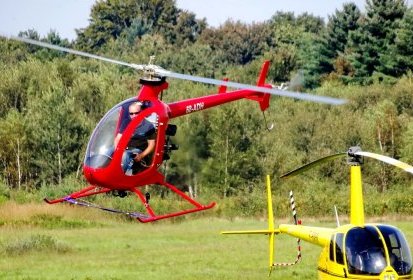 Le roi du sol le Mosquito devant un R44 - Photo © Patrick Gisle