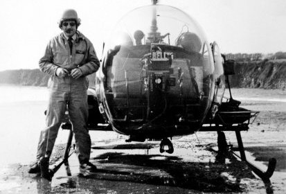 Bell 47 G2 F-BHKZ avec Yves Rigaux en mars 1960 - Photo DR collection (...)