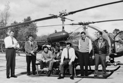 Bell 47 G2 et Alouette 2 F-BJHN équipages assis - Photo collection famille (...)