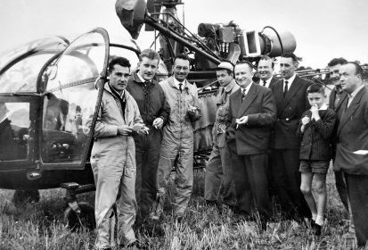 Equipages avec officiels posent devant l'Alouette 2 F-BJHN Protection (...)
