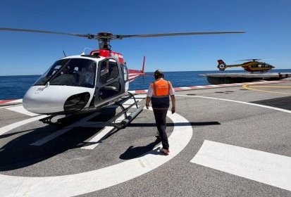 AS350B2 3A-MTT Heli Air Monaco et en arrière-plan le H145D3 Dragon 83 de la (…)
