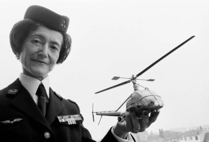 Général de division Valérie André avec en main la maquette d'un Hiller, le (...)