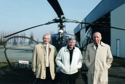 René Mouille, Jean-Marie Potelle et Jean Boulet devant l'Alouette 2 (...)
