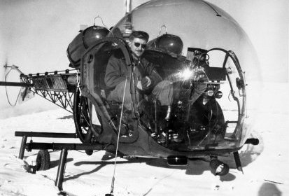 Bell 47 G2 F-BHMG posé rotor tournant avec Gérard Frommweiler aux commandes, (...)