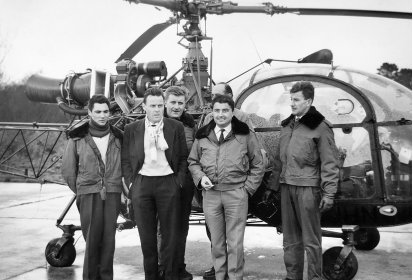 Les équipages de la Base de Lorient devant l'Alouette II F-BJHN de la (...)