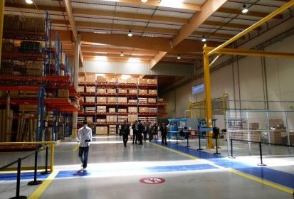 Le vaste hangar de la logistique - Photo © Daniel Liron