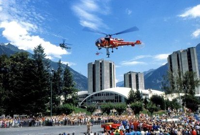 Départ au-dessus de la Place du Mont-Blanc face au bâtiment de l'ENSA en (...)