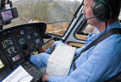 Bruno Decelle aux commandes de l'AS 350 B3 - Photo © Eric (...)