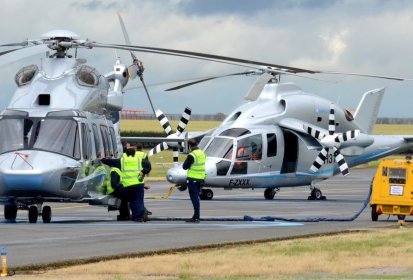 L'EC 175 et le X³ au Bourget en attente de leur présentation - Photo © (...)