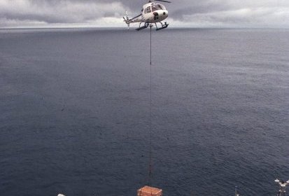 Déchargement du Marion Dufresne aux îles Kerguelen - Photo collection (...)