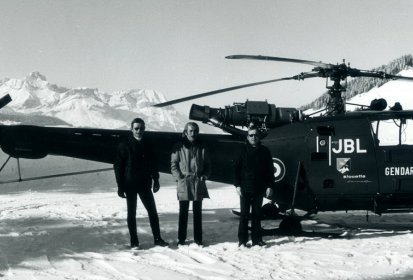 De G à D Jean Louvet, Louis Drillien et X posent devant l'Alouette 3 (...)