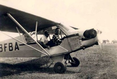 Jean Louvet sur J3C-65 Cub en 1963 sur le terrain de Falaise Mont (...)