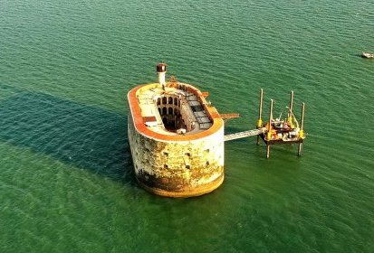 Mondialement connu par le jeu télé, le fort - Photo © Azur Hélicoptère