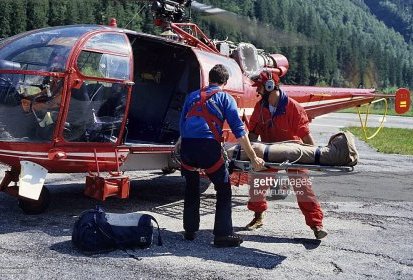 Alouette III F-ZBBC, débarquement du brancard Puiguillem avec la victime, le (...)