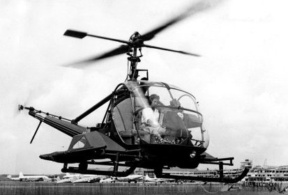 Valérie André aux commandes d'un Hiller 360 UH 23 (qui deviendra F-BGXL) (...)