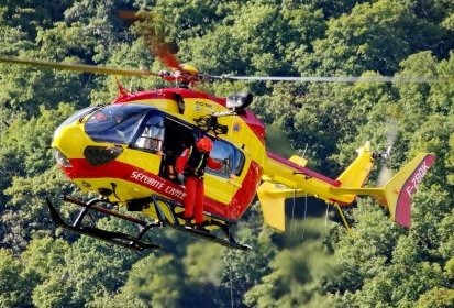 Début de la démonstration de treuillage du EC145 Dragon 38 F-ZBQK - Photo © (...)