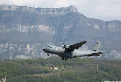 Casa CN235 sur fond de Croix du Nivolet - Photo © Christophe Gothié