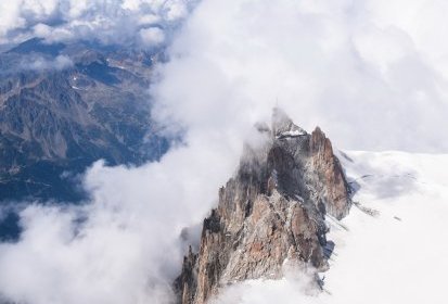 L'Aiguille du midi apparait dans les nuages - Photo © Claire Gothié