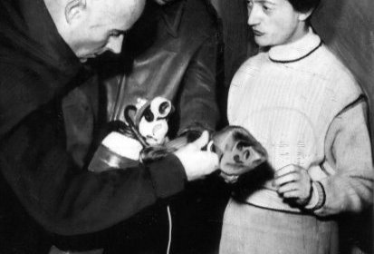 A droite, le médecin capitaine Valérie André à Chamonix en janvier 1957 - Photo (...)