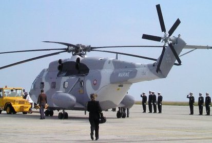 Le Super-Frelon passe les troupes en revue - Photo © Claude Bélec