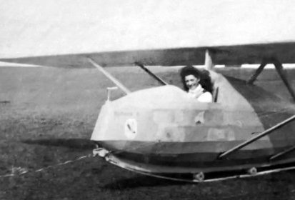 Valérie André aux commandes d'un planeur AVIA XV-a - Vol à voile à Beynes (...)
