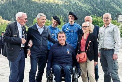 Sur la place du Mont-Blanc à Chamonix, de gauche à droite : René Romet, (…)