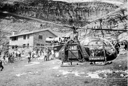 L'Alouette 2 F-MJAD Gendarmerie de la SAG de Toulouse se pose à côté du (…)