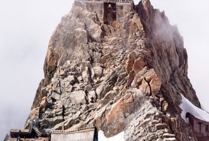 L'Aiguille du Midi et sa terrasse sommitale à 3 842 m - Photo © Claire (…)
