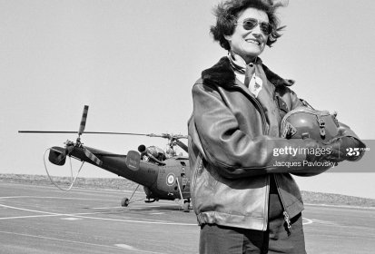 Le général Valérie André avec en arrière-plan, l'Alouette 3 67-IE de (...)