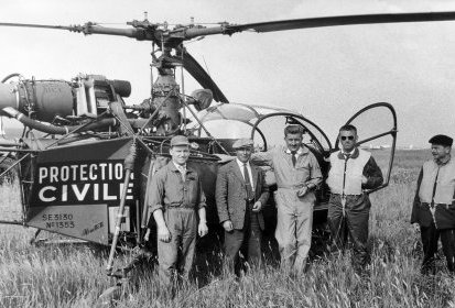 Alouette 2 F-BJHN Protection civile posée dans un champs avec l'équipage (...)
